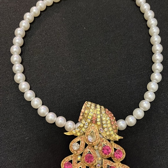 Versatile Stretchy Faux Pearls & Peacock Charm Hand Design Necklace and Pendant - Picture 9 of 17